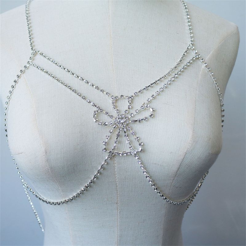 Elegante florale Körperkette für Damen mit Strasssteinen für Ausgehen und Bikini. Sexy Nachtclub-Strass-Körperkette in Blumenform für Bikini-Brust_voghion.com
