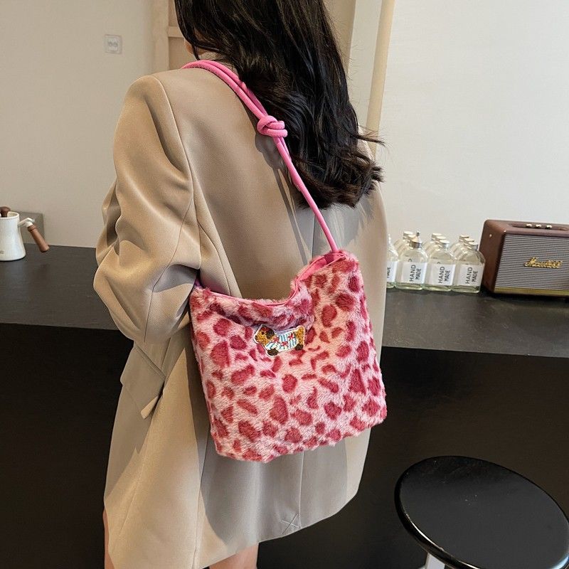 Herbst Winter Plüsch Leopard Print Einzel Schulter 2024 Neue Nischen Design Eimer Casual Vielseitige Umhängetasche Für Frauen_voghion.com