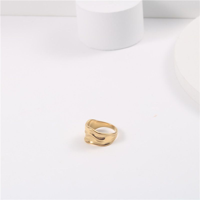 Anello da donna in acciaio al titanio placcato con motivo a martello largo, stile freddo, con texture neutra irregolare, design di design_voghion.com