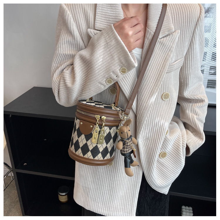 Nuova borsa piccola versatile retrò di vendita calda per la nuova borsa a tracolla piccola folla alla moda da donna con borsa a secchiello portatile con griglia di diamanti texture_voghion.com