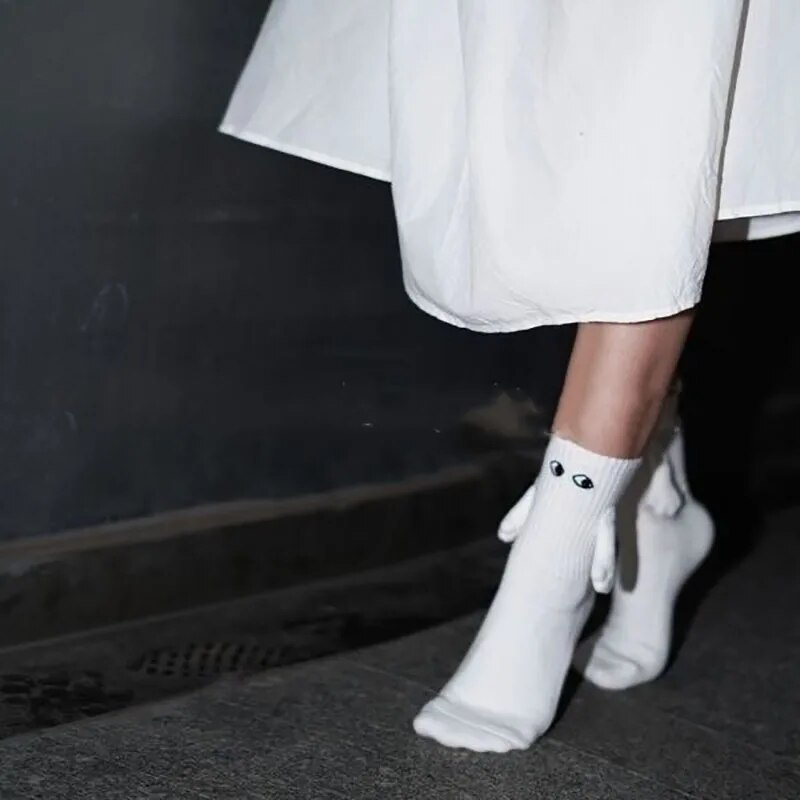 Calzini divertenti magnetici 3D in mano a manica media per coppie di cartoni animati creativi in bianco e nero alla moda_voghion.com