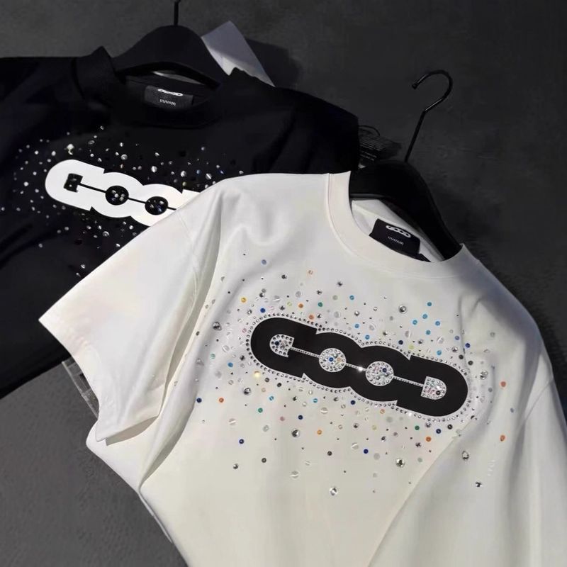 Herrenbekleidung Luxuriöses Kurzarm-T-Shirt mit Strasssteinen – Lässiges Streetwear-T-Shirt für den Sommer mit metallischen Akzenten – Atmungsaktive Baumwollmischung (Schwarz & Weiß)_voghion.com