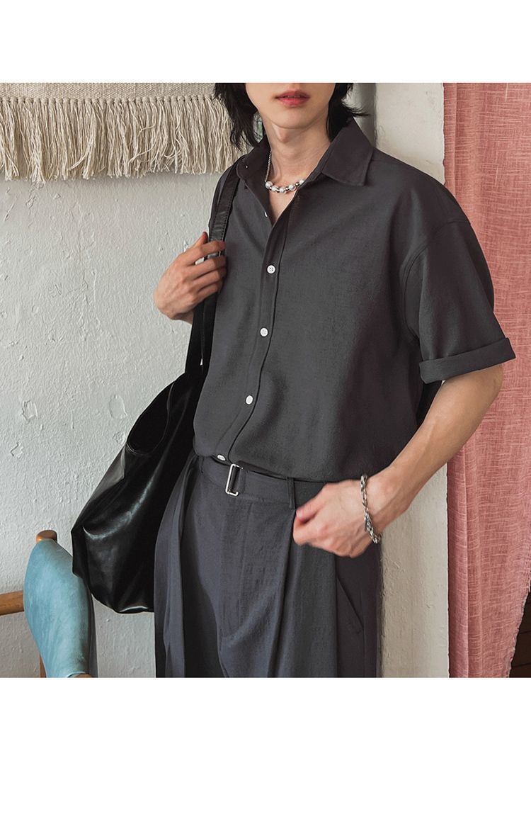 Completo casual da ufficio ispirato: camicia a maniche corte con spalle scese e pantaloni dritti e comodi, leggero misto poliestere-lino per l'estate_voghion.com