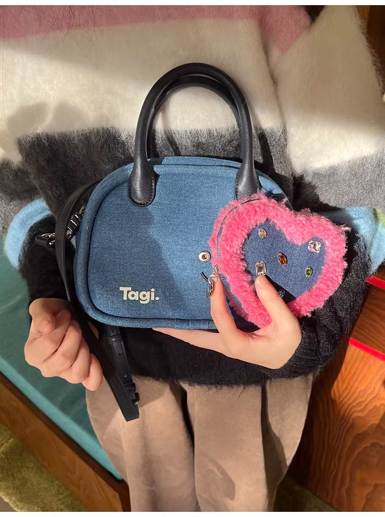 Tagi immagina l'amore, un volto sorridente, una borsa doppia da bowling, una borsa in pelle scamosciata, una borsa a tracolla_voghion.com