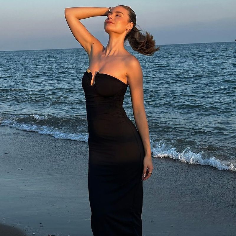 Heiße Selg-Kleidung in Europa und Amerika Herbst und Winter 2024, neues sexy trägerloses Plissee-Hüftkleid mit U-Ausschnitt, Großhandel_voghion.com
