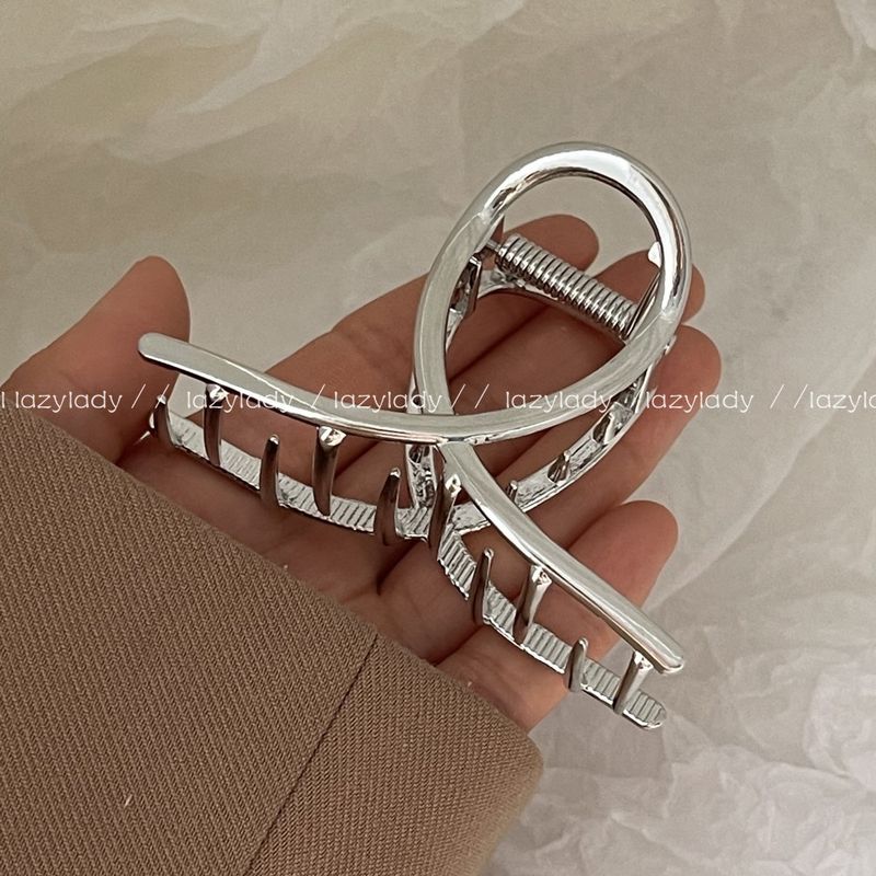 Small but easy to use, hold tight. I don't pick the hair volume very much. Alloy Shark Grab Metal Grab Clip Cold Wind_voghion.com
