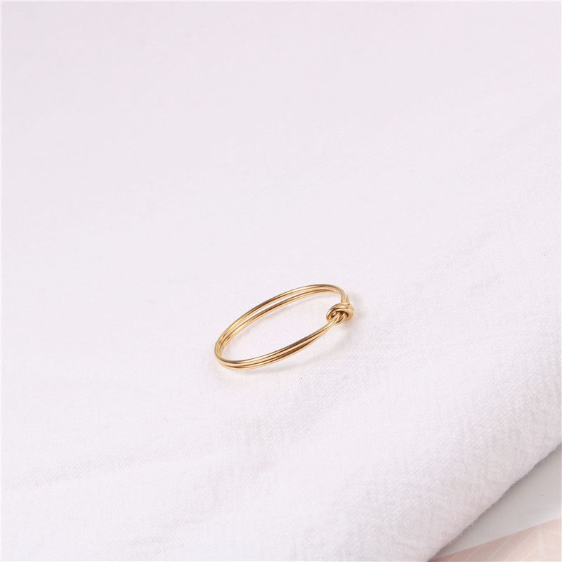 Anello da donna placcato oro 18 carati con nodo, design geometrico minimalista, fascia impilabile, misure 6-8_voghion.com