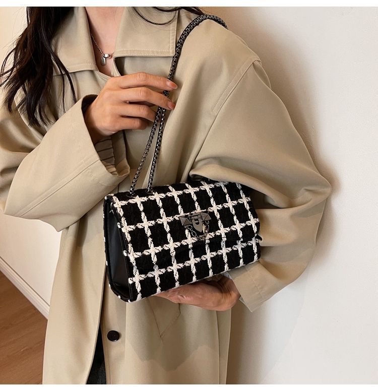 Xiaoxiangfeng Licht Luxus Wolle für Frauen 2023 Neue Trendy Mode Kette Textur Einzelnen Schulter Crossbody Kleine Quadratische_voghion.com