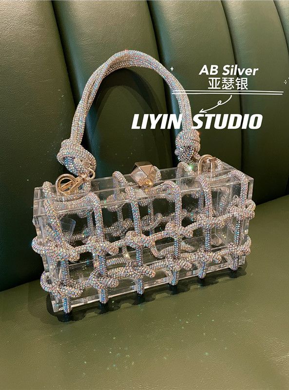Borsa da sera con design a nicchia, in acrilico trasparente INS, con intarsi lucidi e strass_voghion.com