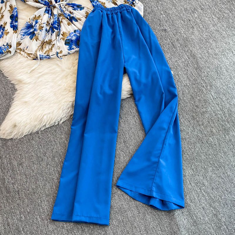 Completo da donna in due pezzi, stile maturo e leggero, con camicia a pieghe a fiori e vita ampia + pantaloni dritti a gamba larga e vita alta._voghion.com