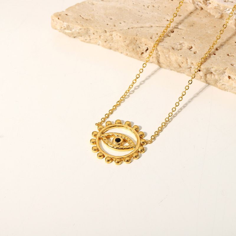 Collana in acciaio inossidabile dorato con ciondolo circolare con occhi scavati alla moda in stile INS per donna_voghion.com