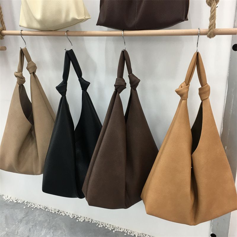 Nuova borsa a tracolla semplice e casual da donna, in morbida pelle, di grande capacità e con personalità._voghion.com