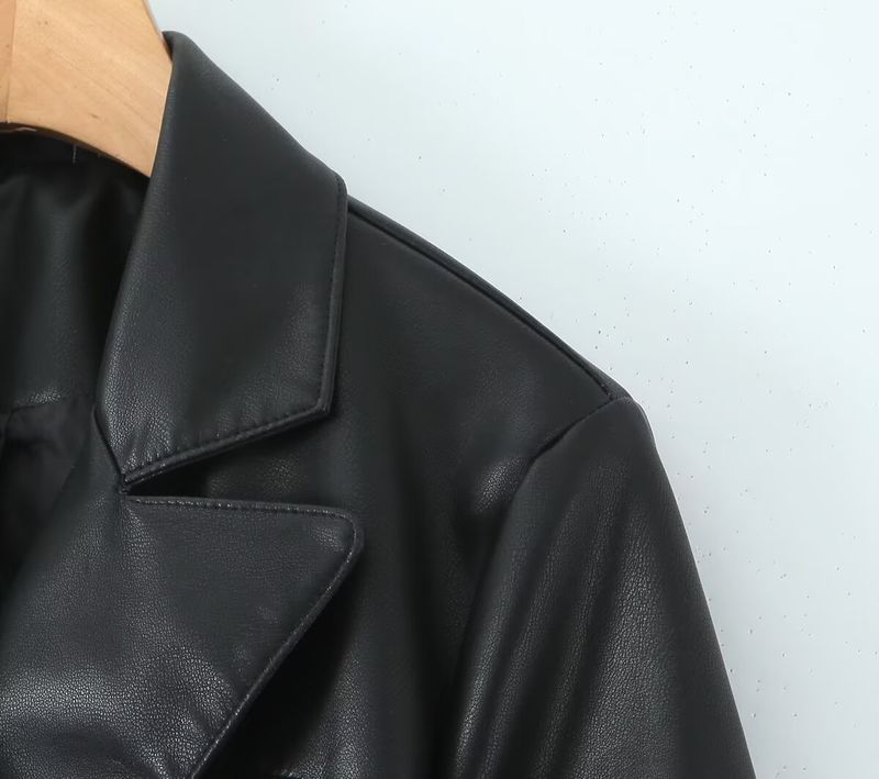 Trench in similpelle di ispirazione francese per donna – Cappotto lungo con cintura e dettagli in rilievo 3D (S-L, nero/marrone)_voghion.com