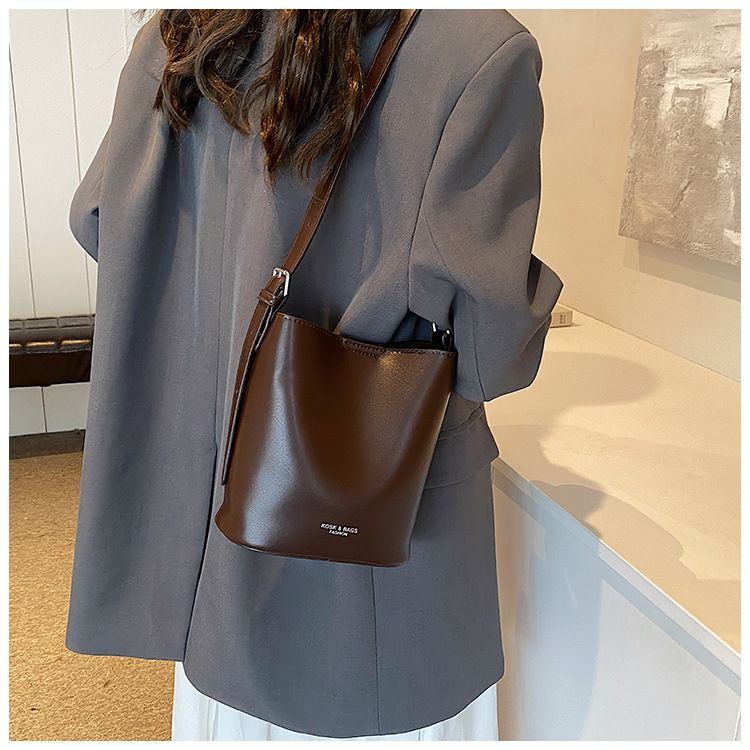 Große Kapazität Echtleder Textur neue Live-Übertragung PU Eimer Crossbody Schultertasche, Damen Auto Nähte_voghion.com