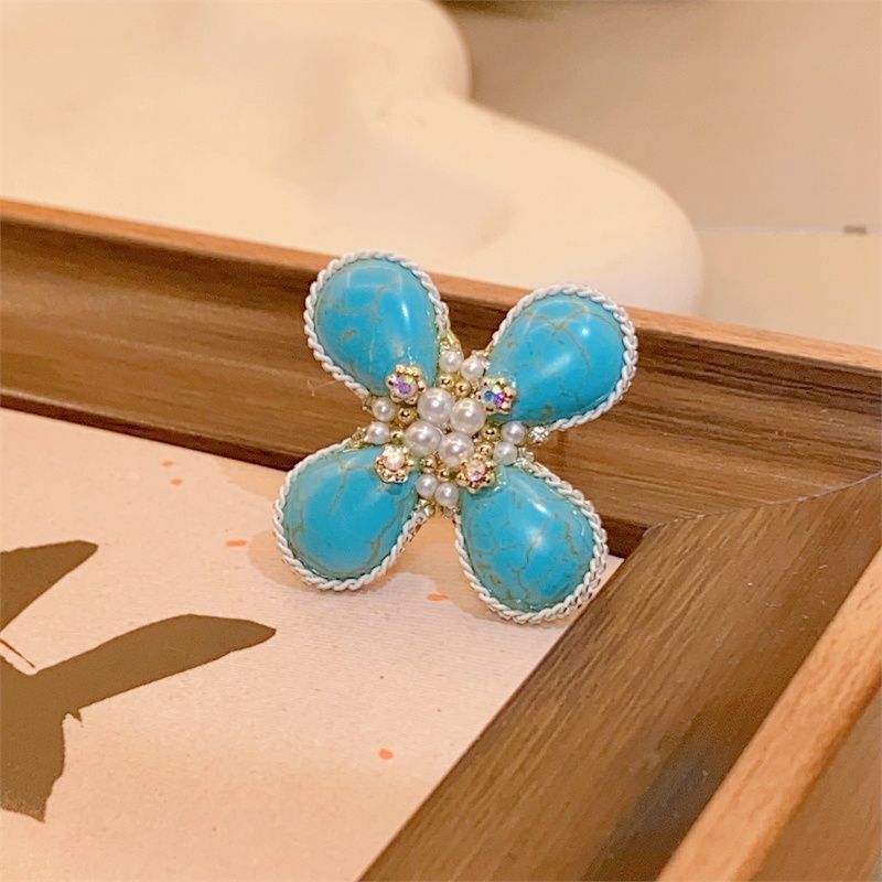Spilla con perla turchese a quattro petali per donna, accessorio floreale vintage di alta gamma, di lusso e di nicchia_voghion.com