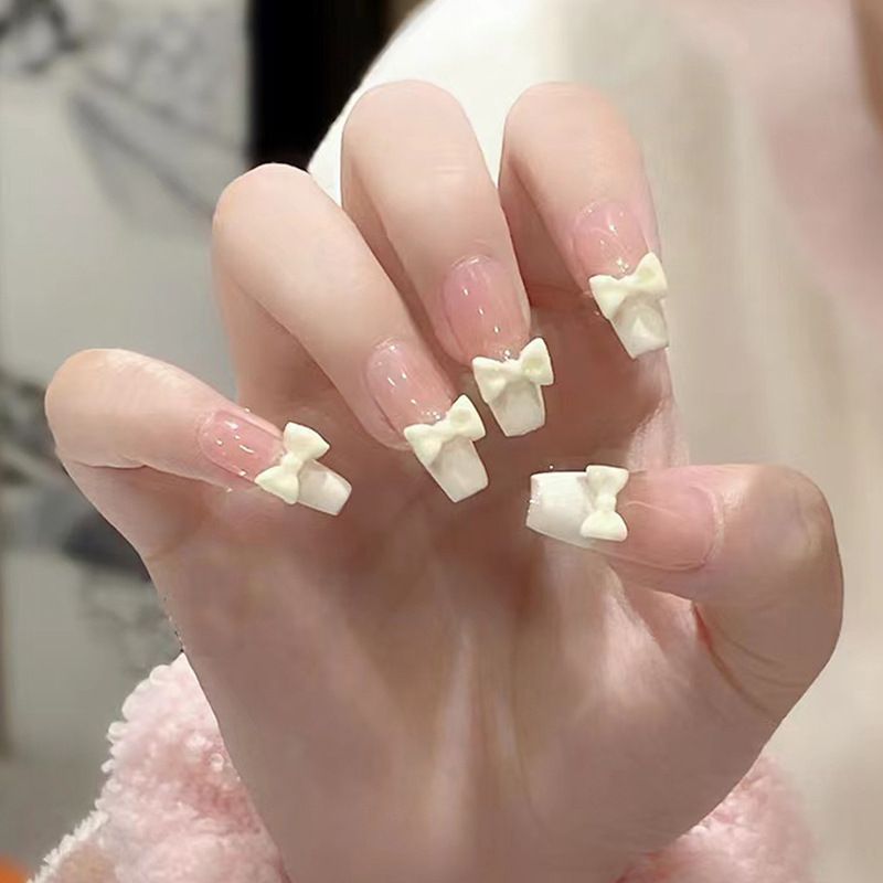 Puro desiderio di indossare ghiaccio trasparente e papillon francese color latte color carne, nail art, delicata armatura da fata, finito_voghion.com