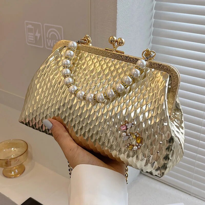 2023 frauen Französisch Minderheit Schulter Gold Umhängetaschen Mode Perle Kette Shell Clip Kleine Handtasche Eveing Kupplung_voghion.com
