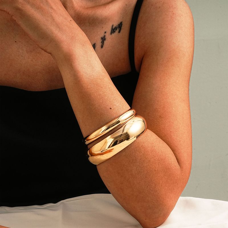 Nuovo set di braccialetti grandi in metallo lucido esagerato con combinazione di gioielli da mano in oro_voghion.com