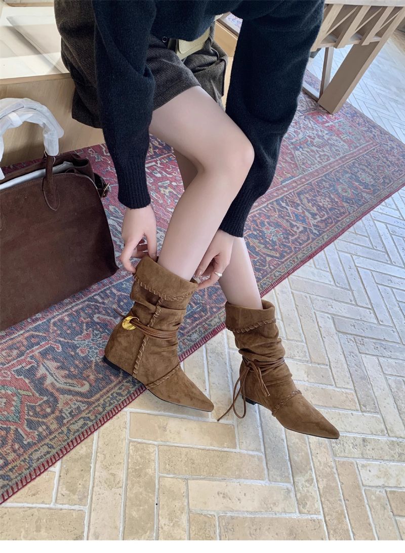 Versione in pelle di pecora ~ Stivali bassi e sottili da donna in pelle scamosciata con lacci, bordo a patta e tacco a gatto sottile_voghion.com