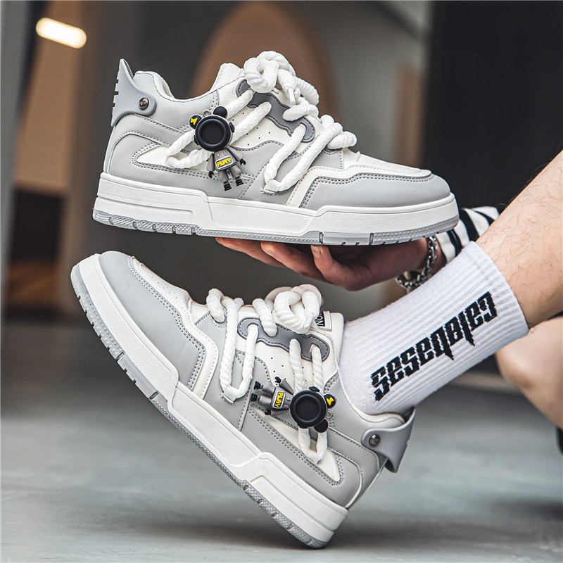 Scarpe da ginnastica casual da uomo in stile coreano alla moda, con ciondolo astronauta, per studenti, primavera e autunno 2025_voghion.com