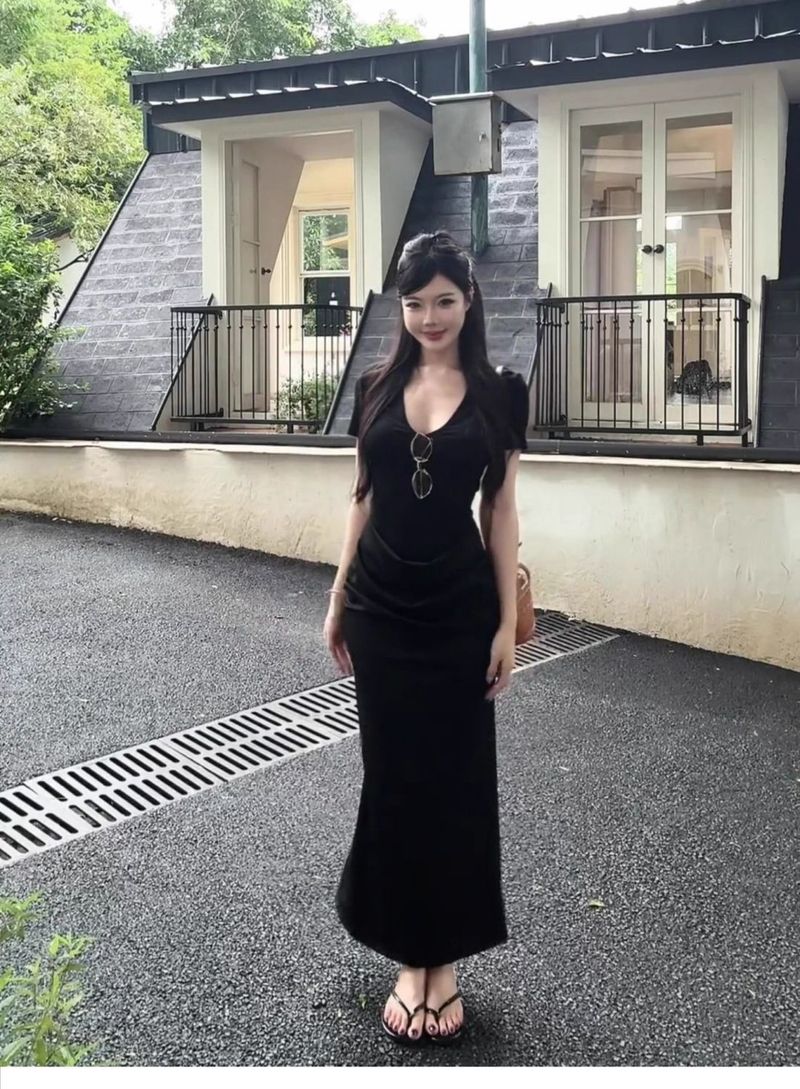 Schwarzer V-Ausschnitt, gerüschtes Design, kurze Ärmel, für Damen, Sommer, koreanischer Stil, lässig, elegant, schmale Passform, figurbetontes langes Kleid_voghion.com