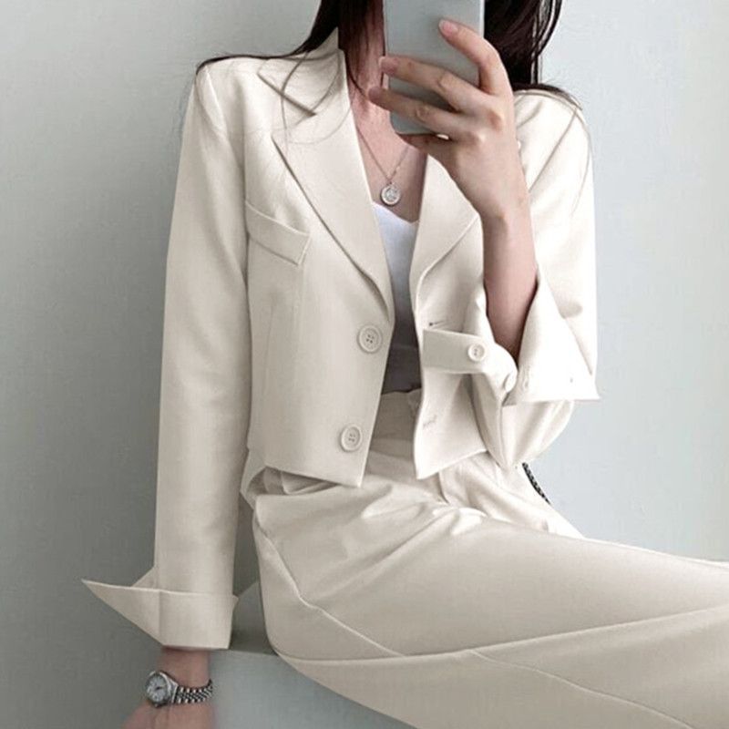Completo da donna in stile coreano chic con blazer con risvolto, giacca corta a maniche lunghe e gamba larga a vita alta e lungo fino al pavimento_voghion.com