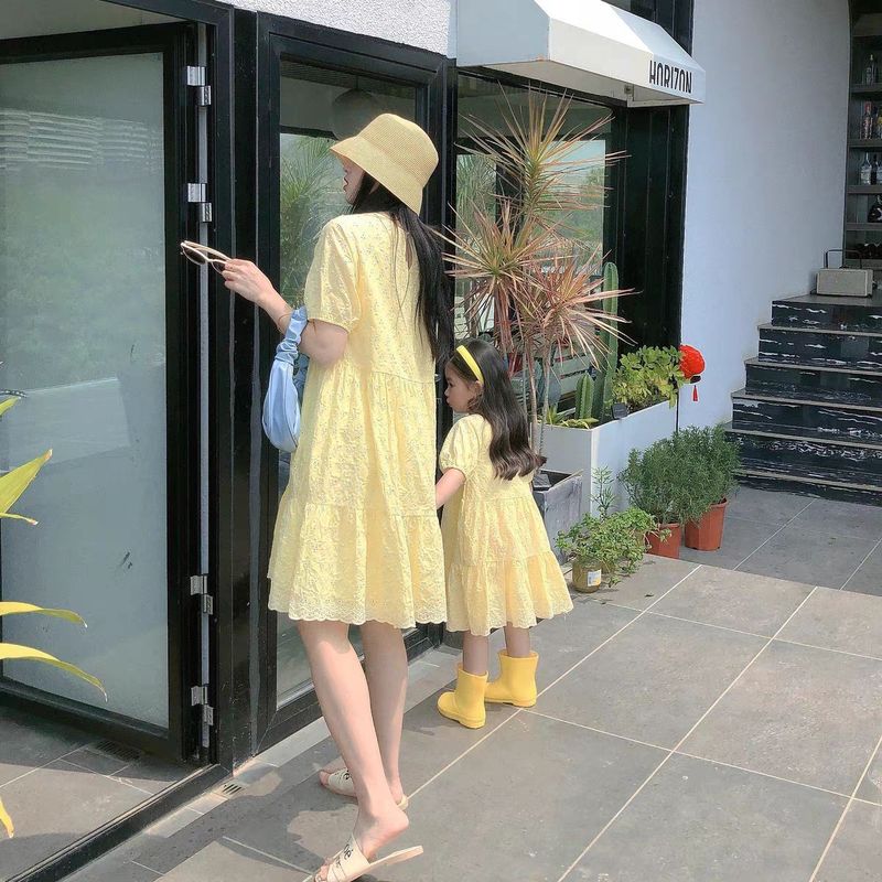Mère et enfants Robe à manches courtes parent-enfant 2024 été nouvelle broderie haut de gamme en coton creux robe mère-fille de longueur moyenne_voghion.com