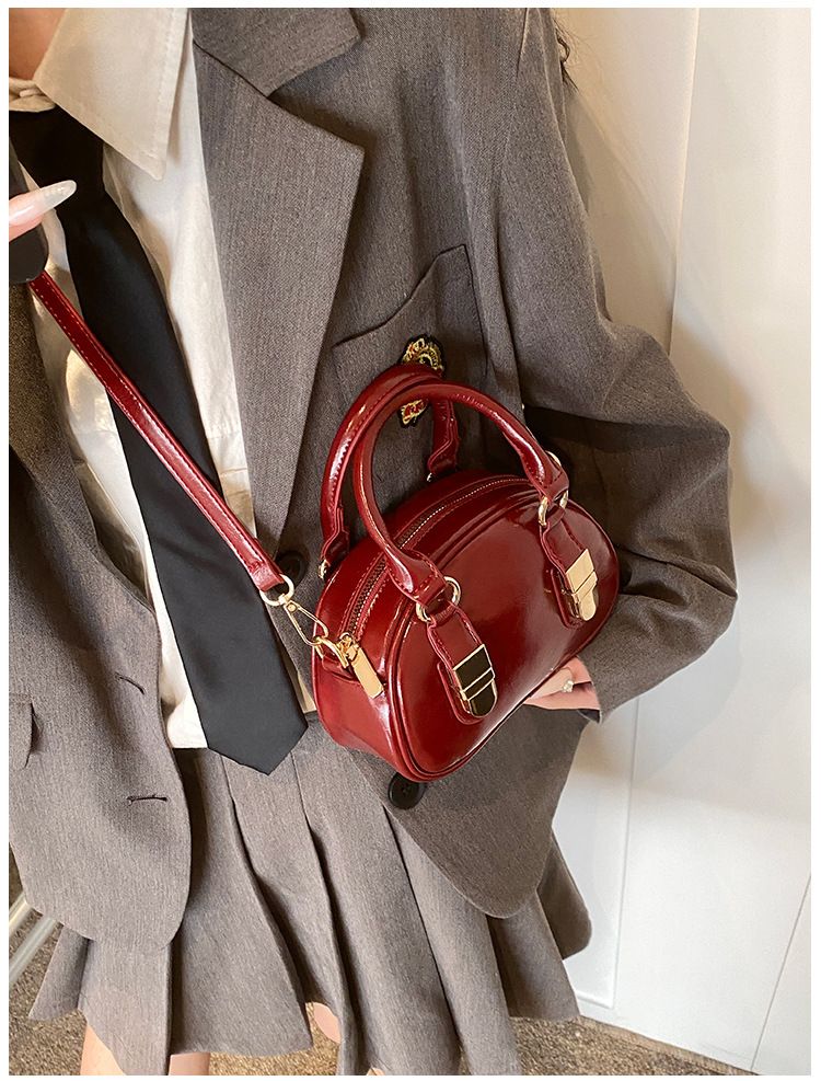 Fashionable Hand-held Bowling Bag For Women 2024 New Item Niche Retro Shell Bag High-end And Versatile Shoulder Bag Crossbody Bag_voghion.com