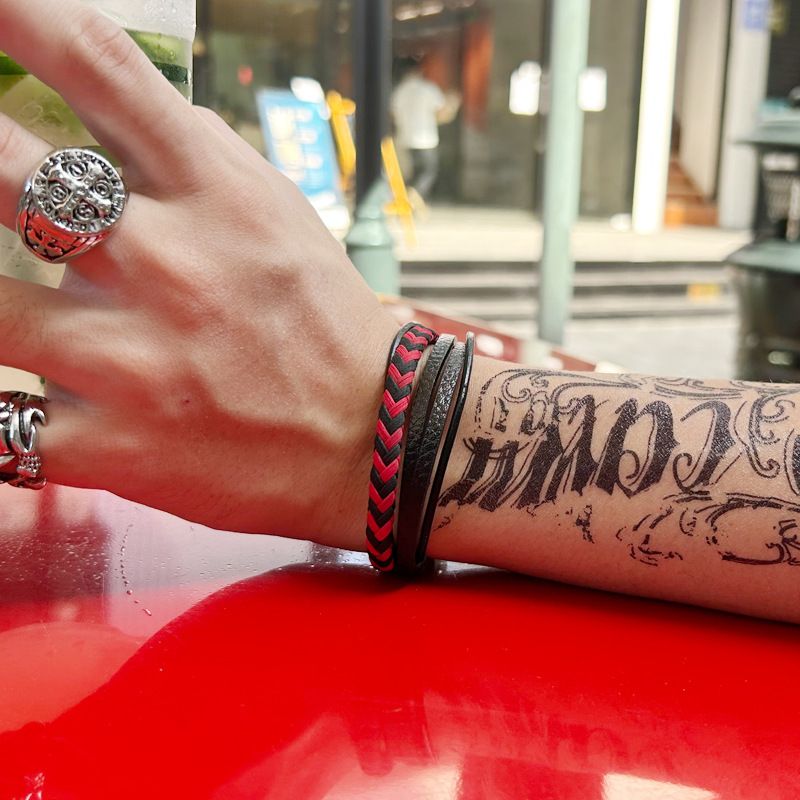 Bracciale in pelle intrecciata nera e rossa multistrato personalizzato per uomo in PU_voghion.com