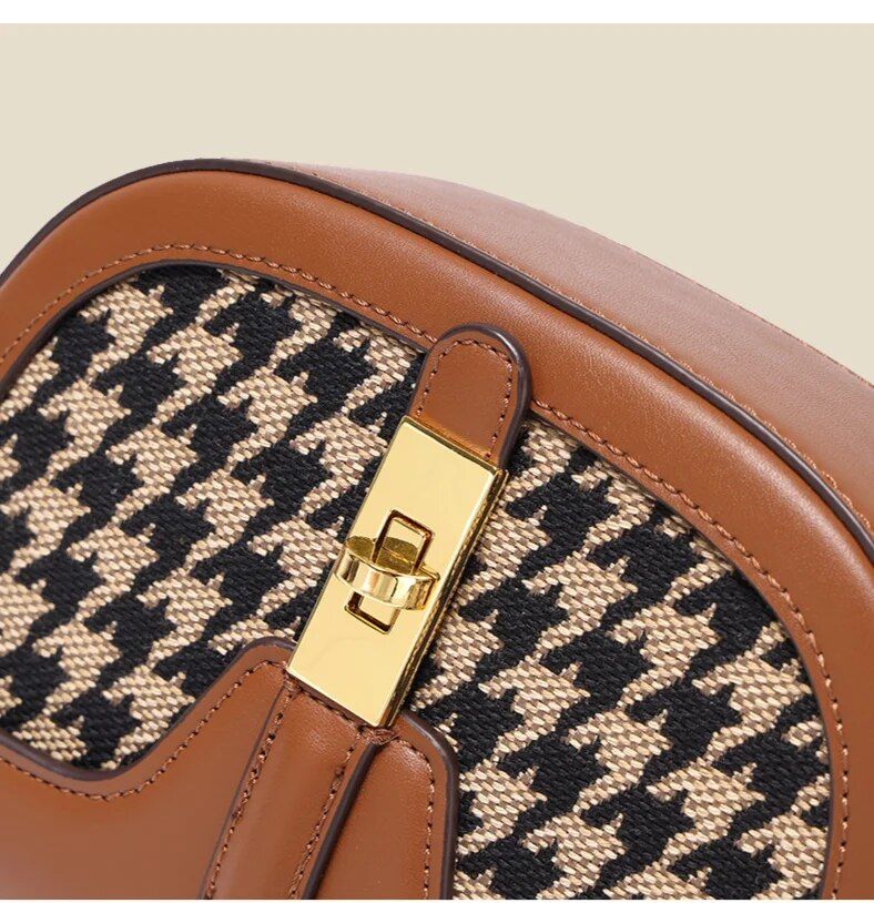 Houndstooth Latch Saddle 2024 Ny moderigtig alsidig crossbody gitterspænde skuldertaske_voghion.com