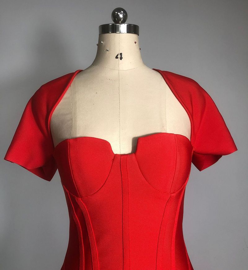 Abito rosso francese con fiori tridimensionali, gonna avvolgente da festa, abito corto_voghion.com