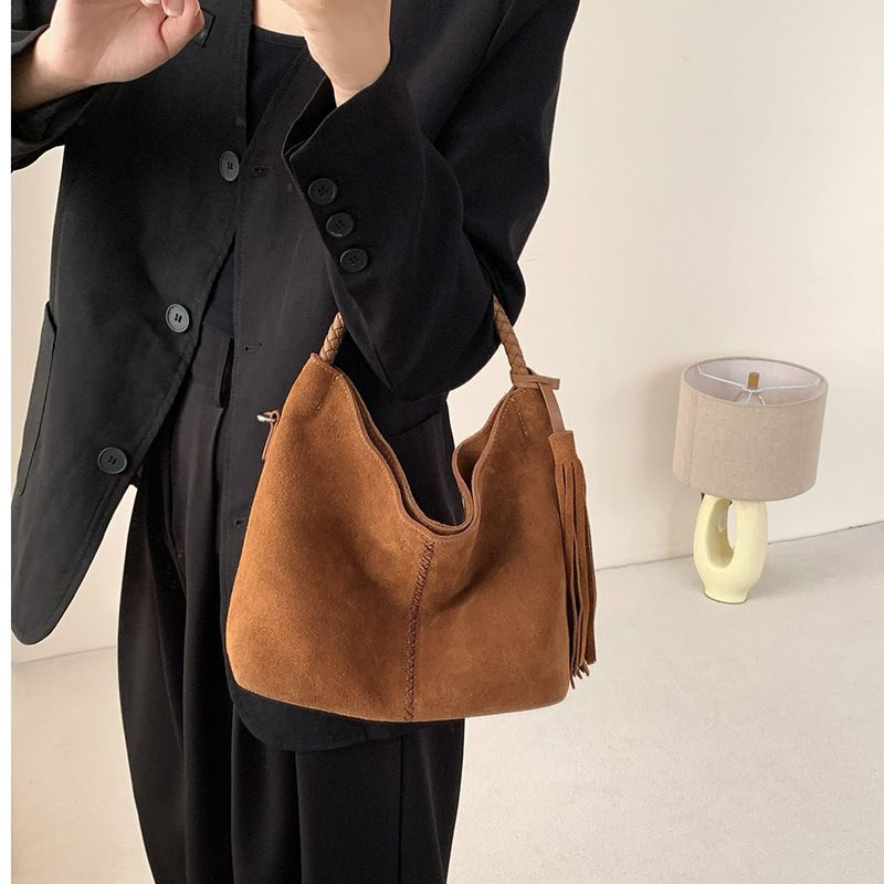Borsa a secchiello con nappe cucite a mano in pelle di vacchetta smerigliata, nuovo modello 2024, borsa in pelle scamosciata, borsa a tracolla per donna_voghion.com