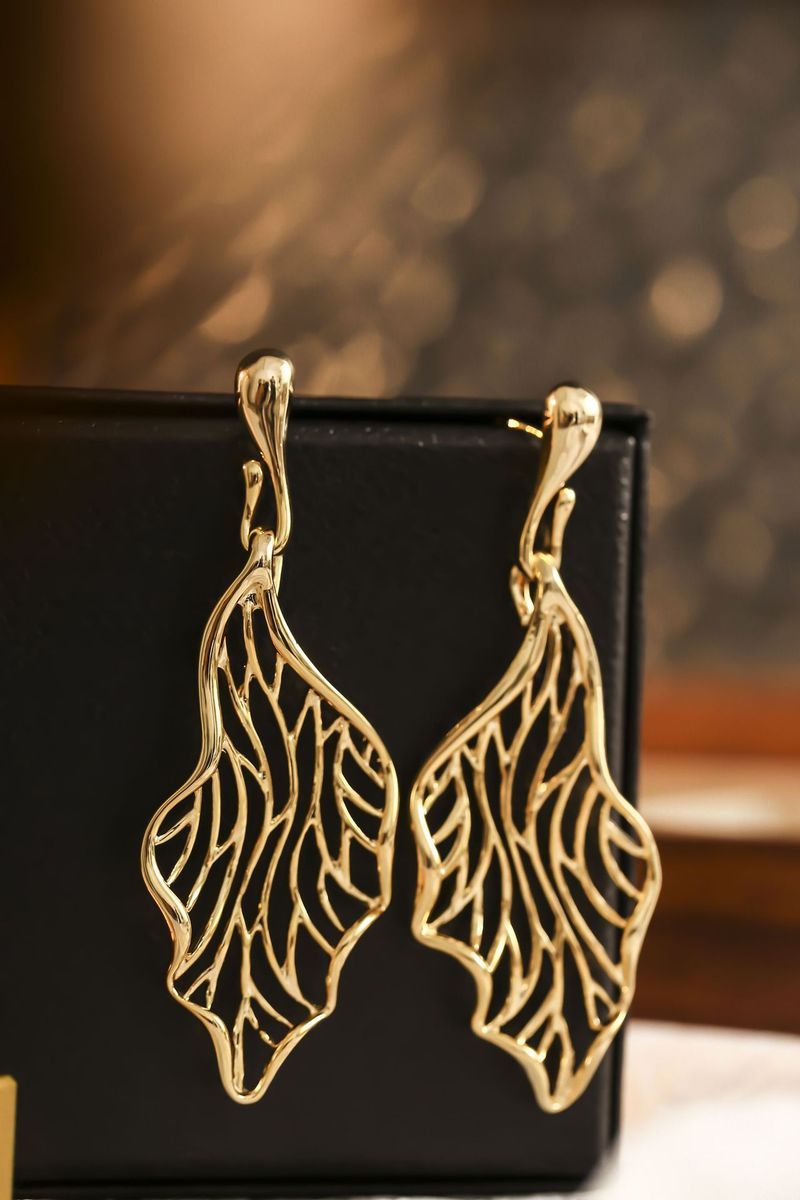 Orecchini da donna in ottone placcato oro, leggeri e di lusso, con design minimalista a forma di foglia cava_voghion.com