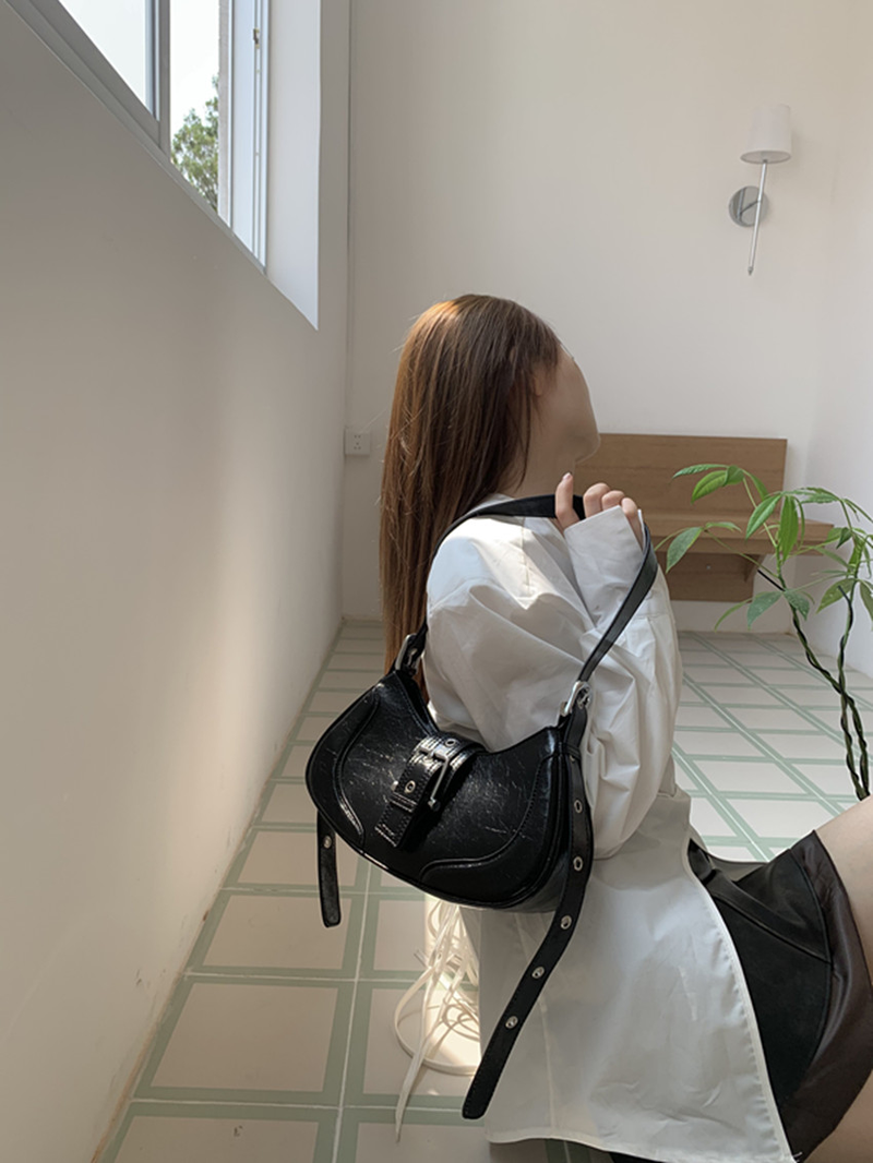 Lo stesso blogger coreano di Instagram per l'estate 2023 da donna nuova borsa sottobraccio per ragazza piccante, borsa a tracolla monospalla di nicchia_voghion.com