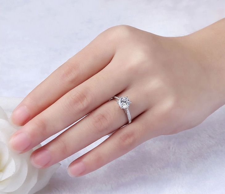 S reng versëlwert PT950 sechs Klauen simuléiert Diamantenring fir Fraen, 1-Karat Moissanit Ufro-Ring, Gebuertsdagscadeau_voghion.com