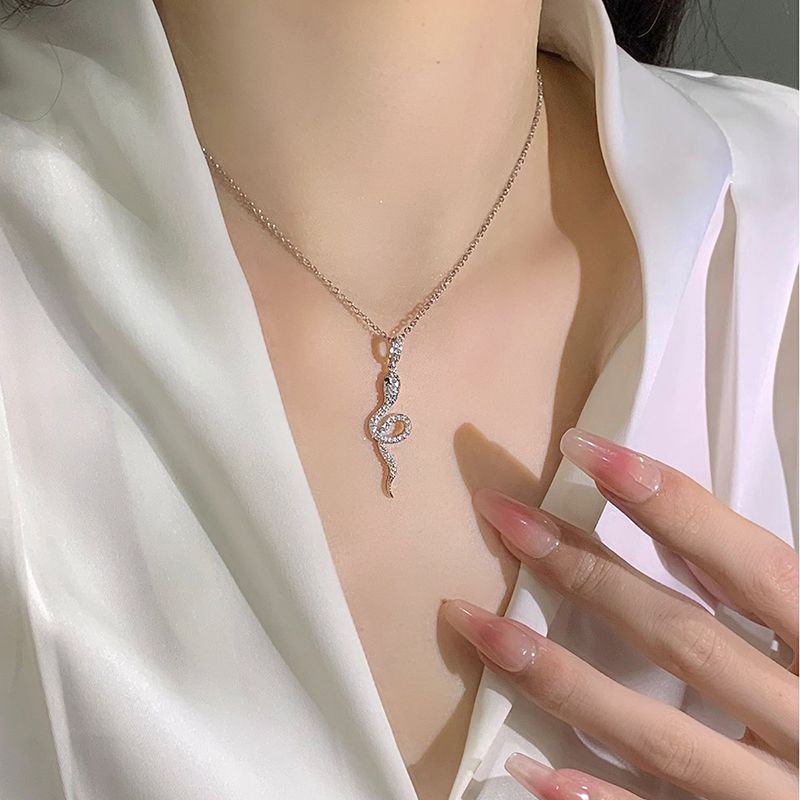 Collana in argento Guftm da donna alla moda 2025 con ciondolo a forma di serpente lucido, zircone da donna per bloccare la catena_voghion.com