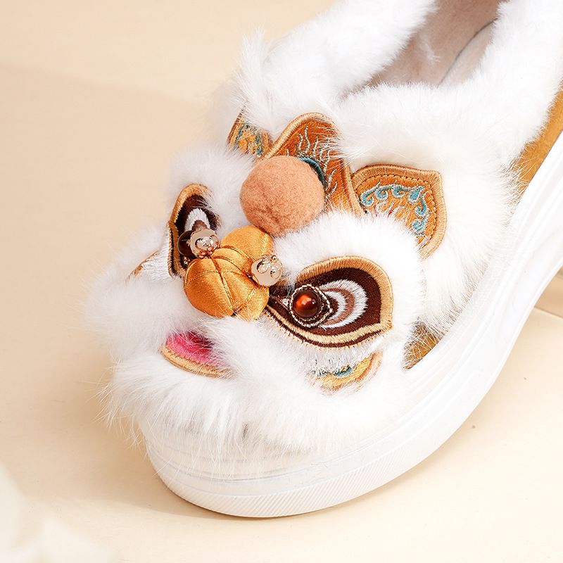 ShoeGlobe Schuhe aus echter Wolle und Baumwolle mit Tigerkopf- und Löwentanzmotiv, dick besohlen, handgefertigt und bestickt, im Ethno-Stil (1913-26)_voghion.com