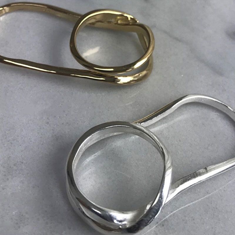 Vendite calde Vendite calde Anello Livvy da donna dal design semplice e solido, due dita incrociate e intarsiato con argento di alta qualità_voghion.com