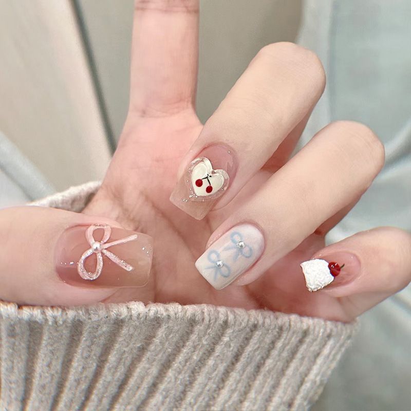 Indossando delle toppe corte fatte a mano, rifinite con 10 pezzi di toppe per unghie staccabili di diverse dimensioni, che trasmettono un senso_voghion.com