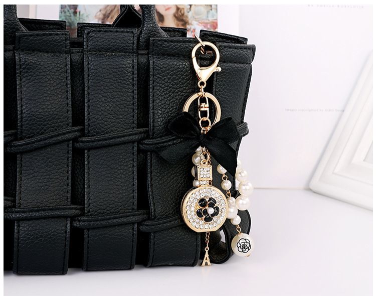 Porte-clés en alliage en forme de nœud papillon, pendentif créatif en forme de bouteille de parfum, ornement suspendu en perles, version coréenne_voghion.com