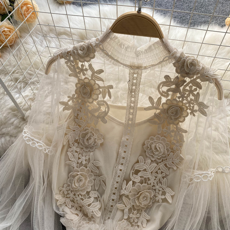 Women's three-dimensional flower collage see-through mesh lantern sleeve slim short top lace base blouse_voghion.com
