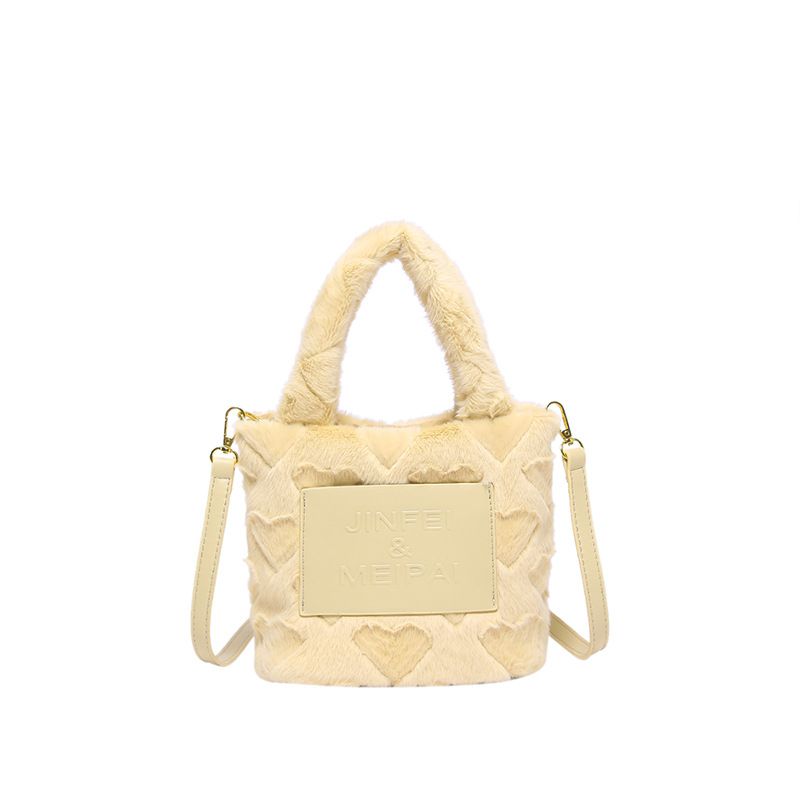 Borsa a mano con lettera, nuova borsa invernale 2024, carina, in peluche, a forma di cuore, con prodotto per il benessere._voghion.com