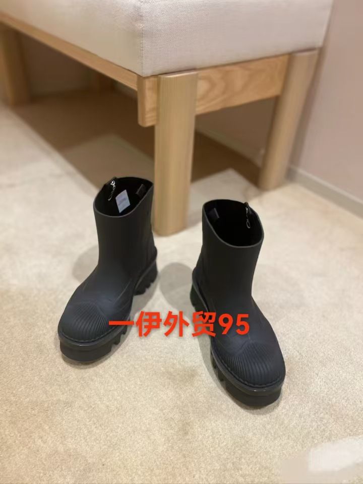 2024 Nuove scarpe da pioggia versatili alla moda slip-on con tubo corto, tinta unita, con punta a conchiglia, rifiniture a ventaglio, suola spessa e altezza maggiorata_voghion.com