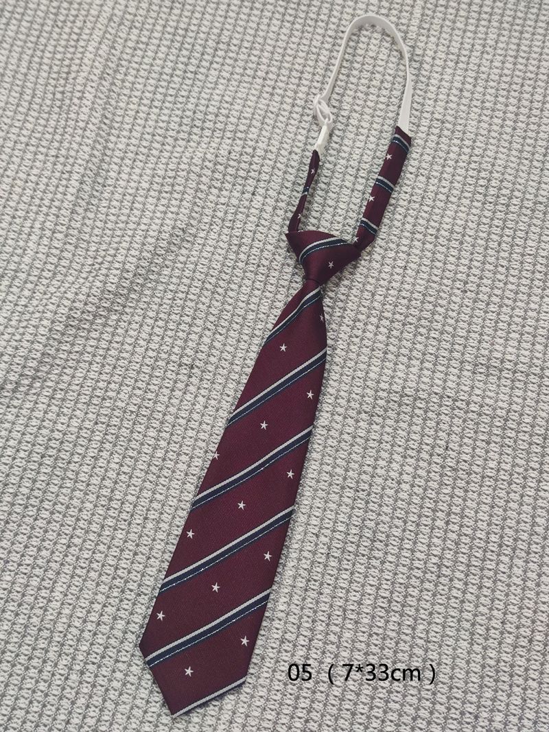 Collezione di cravatte senza nodo rosso vino, camicia a righe stile JK Academy, uniforme studentesca unisex, fotografia_voghion.com