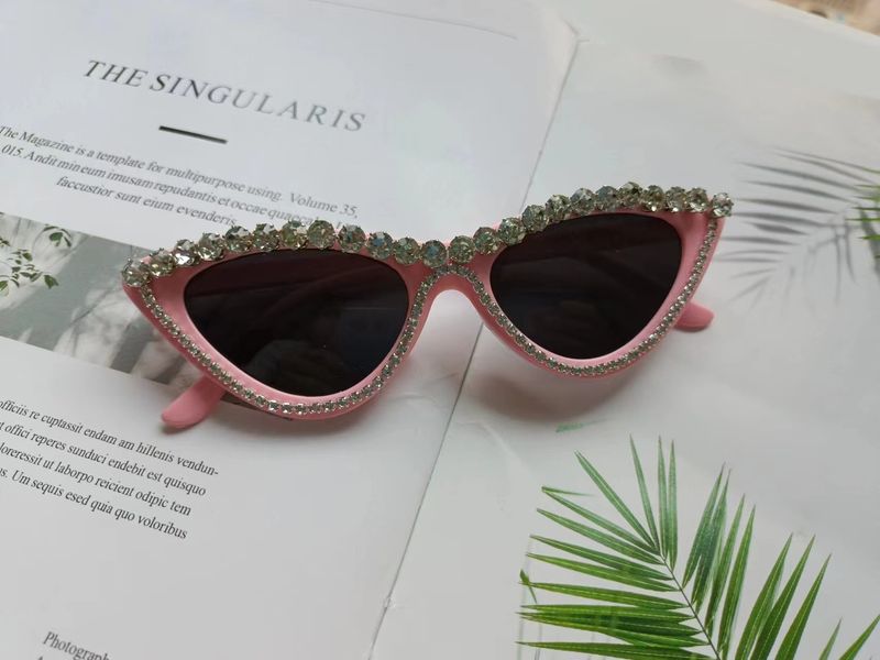 Trendy triangular glasses, fashionable and exaggerated with sunglasses, cat eye patch diamond sunglasses_voghion.com