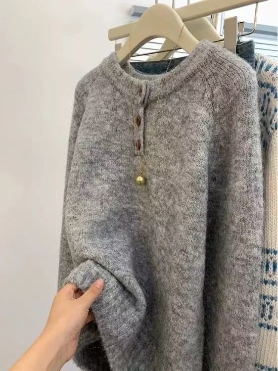 Un pull bleu doux et moelleux avec des boutons colorés et un col rond de style coréen pour les femmes en automne et en hiver, Ex_voghion.com