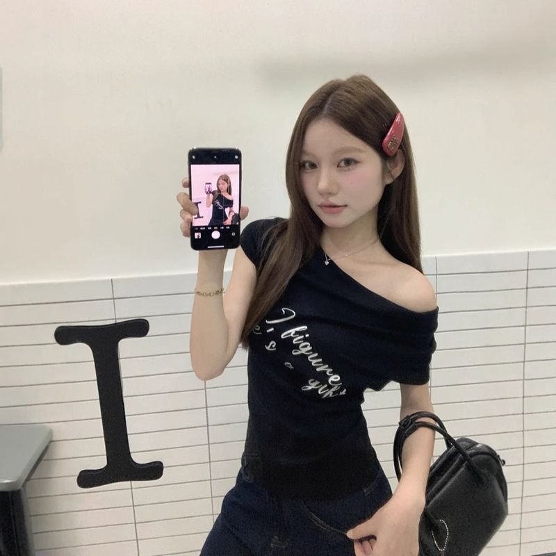 T-Shirt mit einem Kragen und Ärmeln für Damen im Sommer 2025, mit Buchstabendruck, der sie schlank und schick aussehen lässt._voghion.com