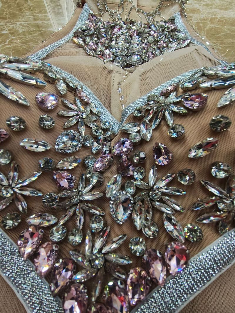 Elegante abito senza maniche in rete con paillettes e finiture in piume per feste ed eventi serali – Mini abito aderente sexy con scollo a V e decorazioni in strass_voghion.com