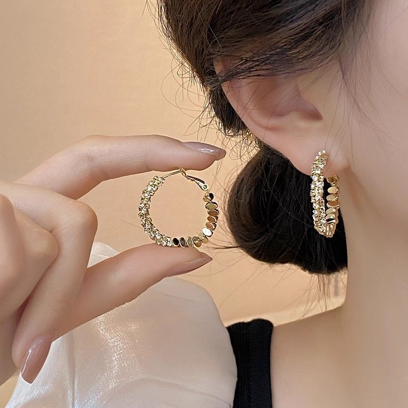 Orecchini a cerchio unici con piccoli pezzi d'argento, design di lusso con luce di nicchia, orecchini a bottone di alta gamma, orecchini esagerati_voghion.com