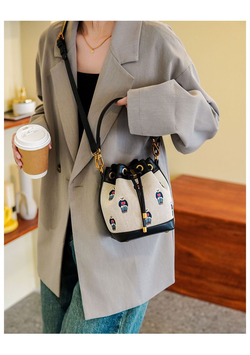 Frauentaschen Stickerei Thread Hand Bär 2024 Neue Mode Nische Schulter Messenger Bag weiblich_voghion.com